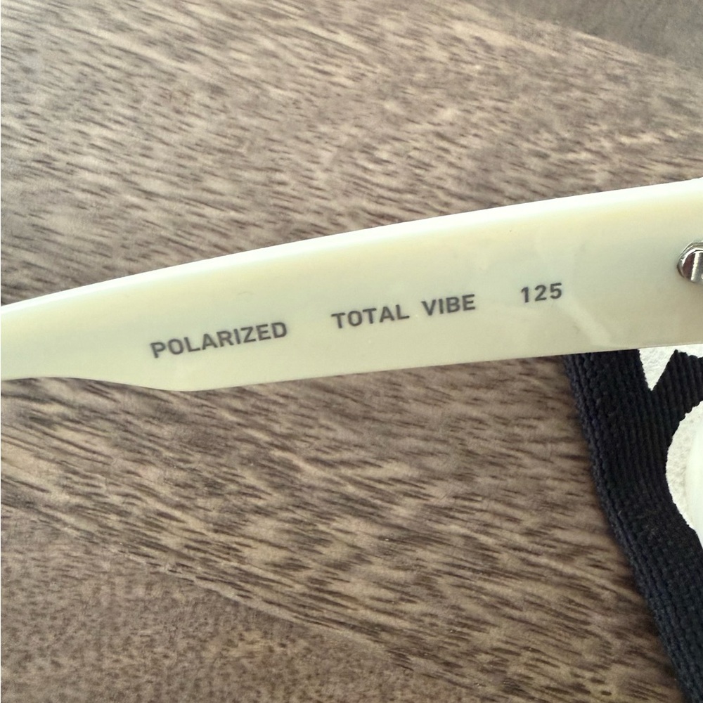Quay Australia White Sunglasses - Picture 2 of 2